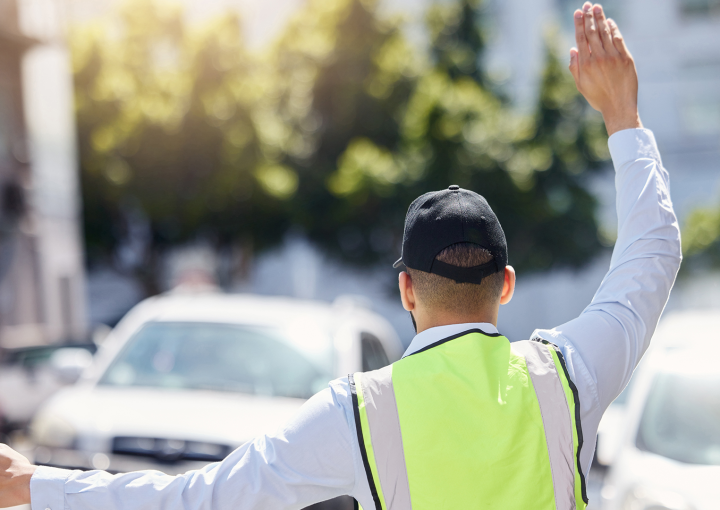 Verkeersregelaar aan het werk, op zoek naar verkeersregelaars, vkr, evr, beveiliging in het verkeer.