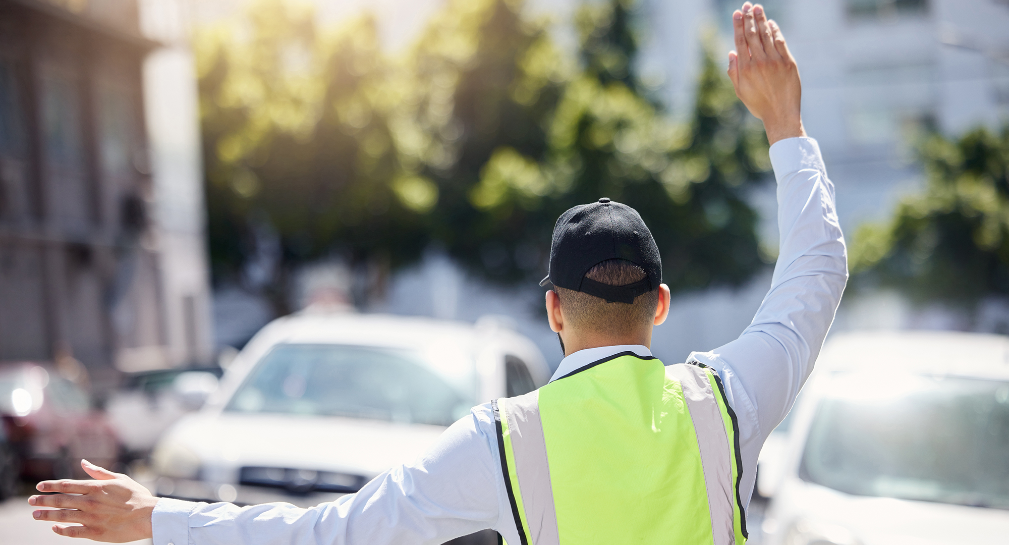 Verkeersregelaar aan het werk, op zoek naar verkeersregelaars, vkr, evr, beveiliging in het verkeer.