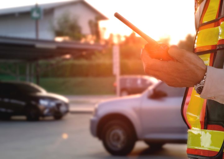 Verkeersregelaar aan het werk, op zoek naar verkeersregelaars, vkr, evr, beveiliging in het verkeer.
