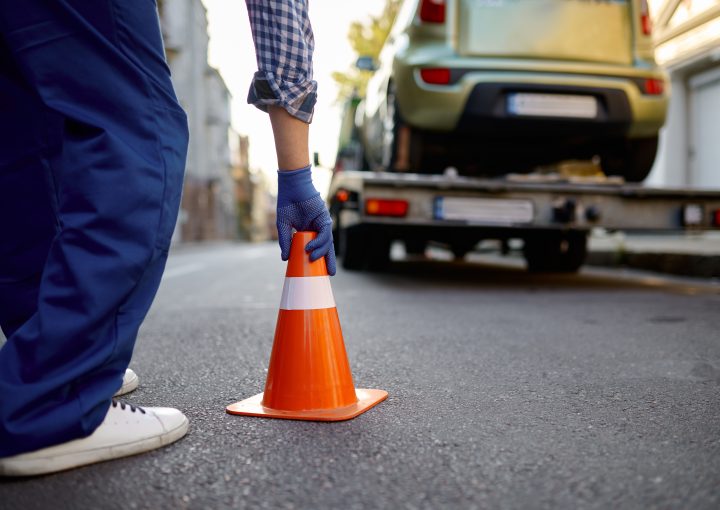 Verkeersregelaar aan het werk, op zoek naar verkeersregelaars, vkr, evr, beveiliging in het verkeer.